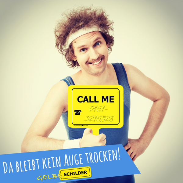 Seltsamer Typ hält gelbes Schild mit Textaufschrift "Call Me" in der Hand und grinst