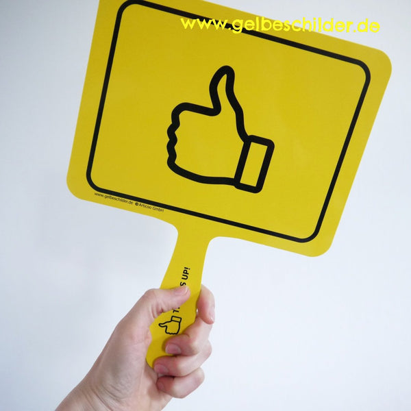 Hand hält gelbes Schild mit "Daumen hoch"-Symbol 