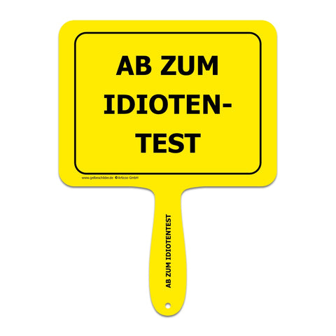 Gelbes Schild mit Griff und Textaufschrift "Ab zum Idiotentest"